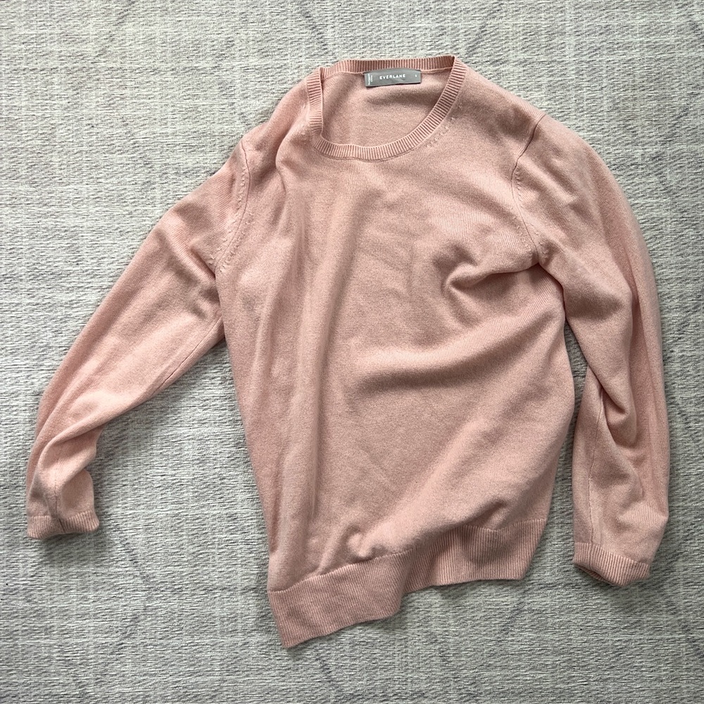 Everlane crew neck cashmere sweater. Size small. Worn once. Light pink.